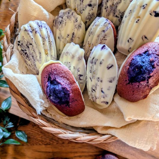 MADELEINES À L'UBE ET LEUR COQUE AU CHOCOLAT BLANC
